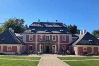 Dětství a první lásky mé babičky, rodačky z loveckého zámečku Karlštejn - Médium.cz